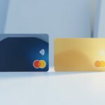 Ilustrasi perbandingan paylater dan kartu kredit dengan dua opsi pembayaran pada latar gradasi biru navy